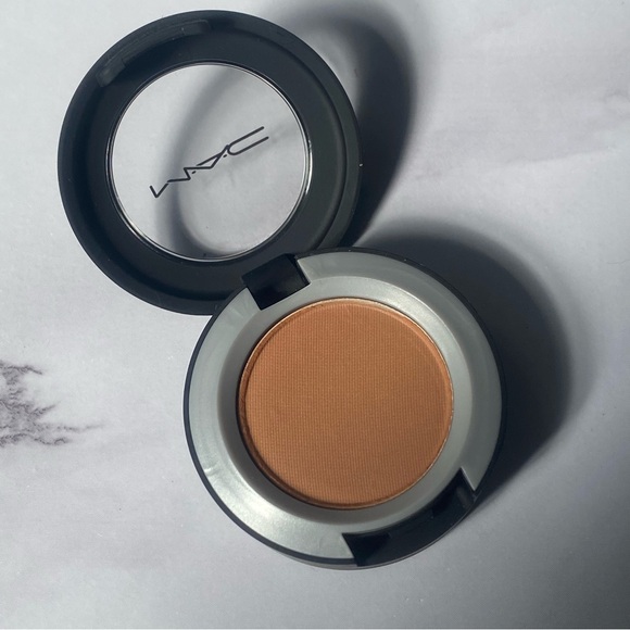 MAC What Clout! Powder Kiss Soft Matte Eyeshadow - Picture 5 of 8